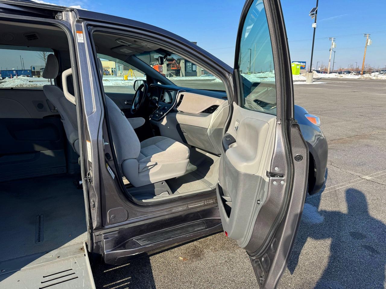 2016 Toyota Sienna Le - Image 5