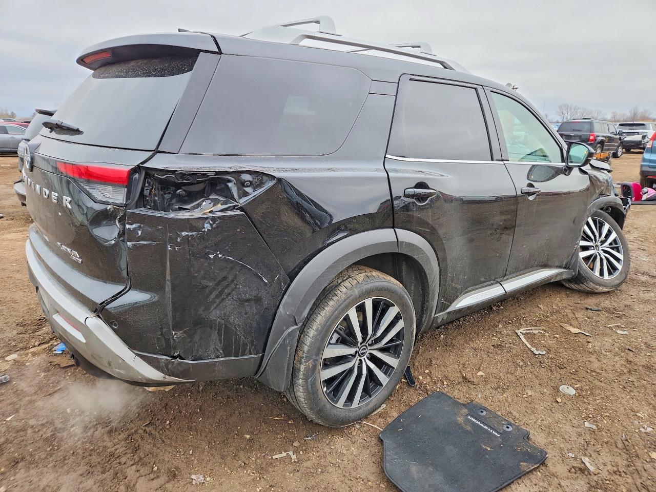 2025 Nissan Pathfinder Platinum - Image 3