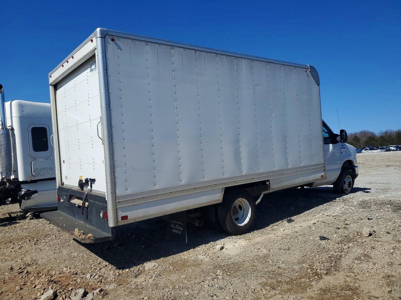 2017 Ford E350 Super Duty Box Truck - Фото 3