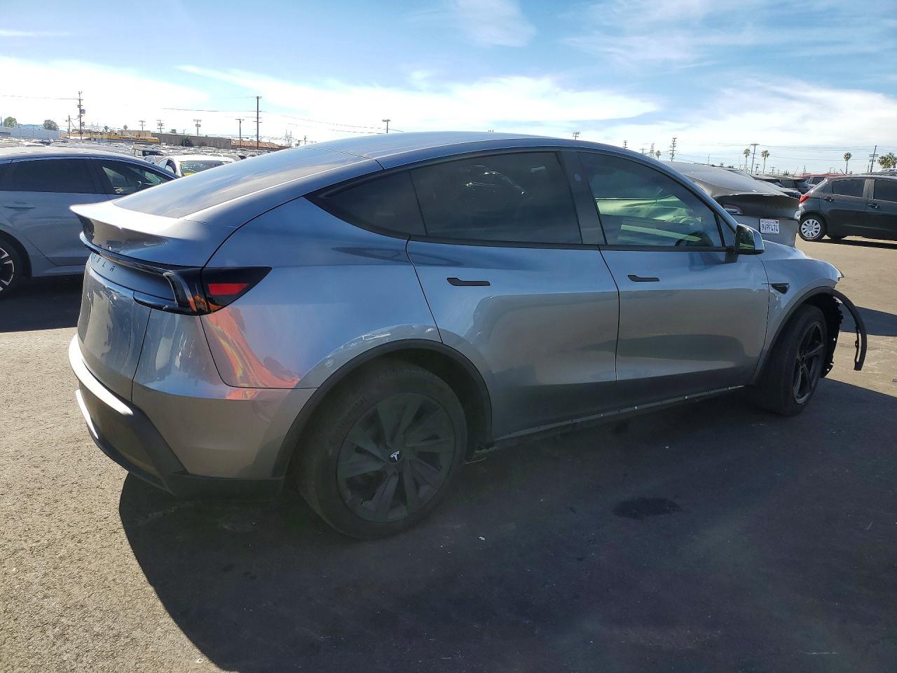 2026 Tesla Model Y - Фото 3