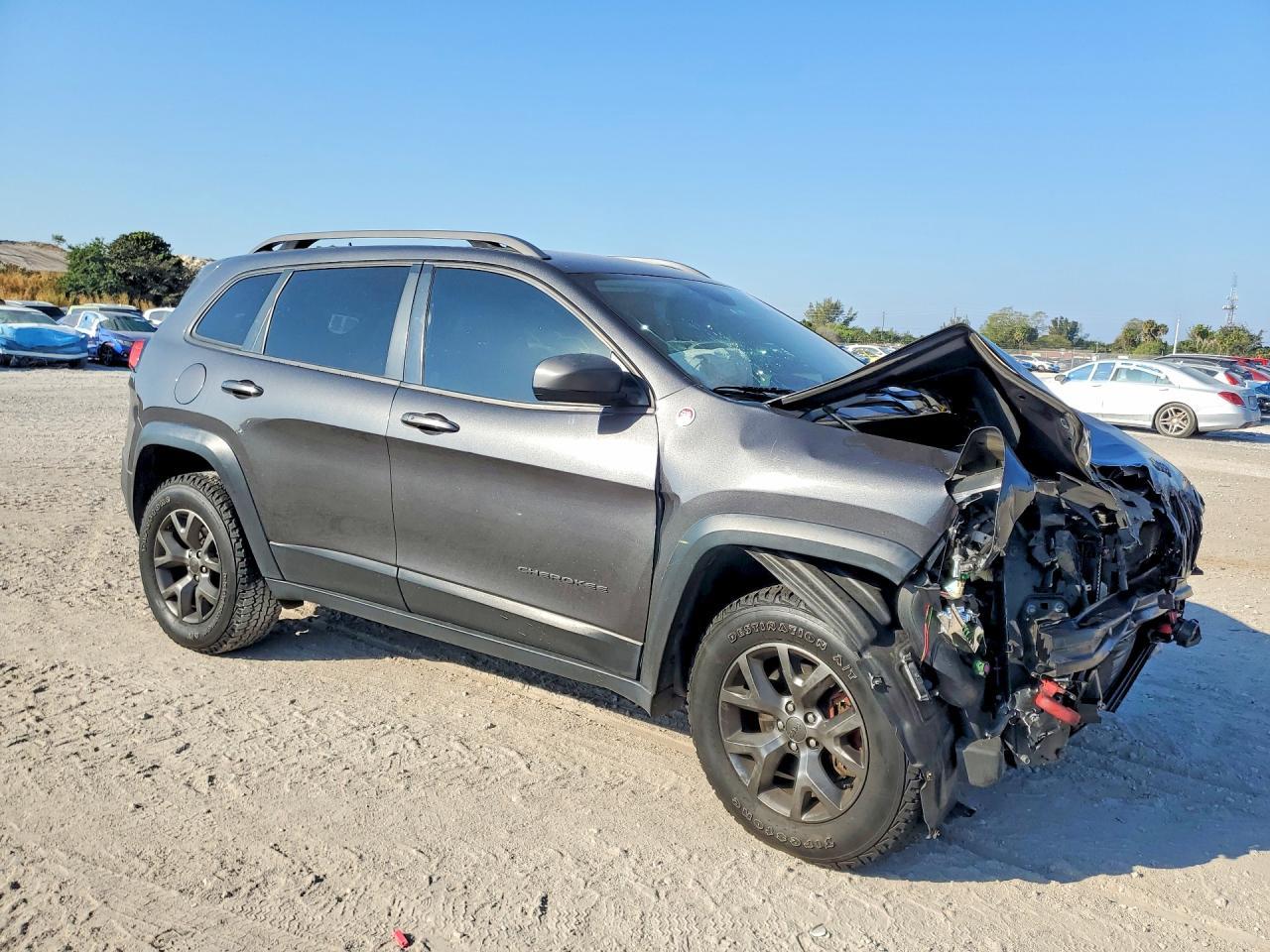 2016 Jeep Cherokee Trailhawk - Image 4