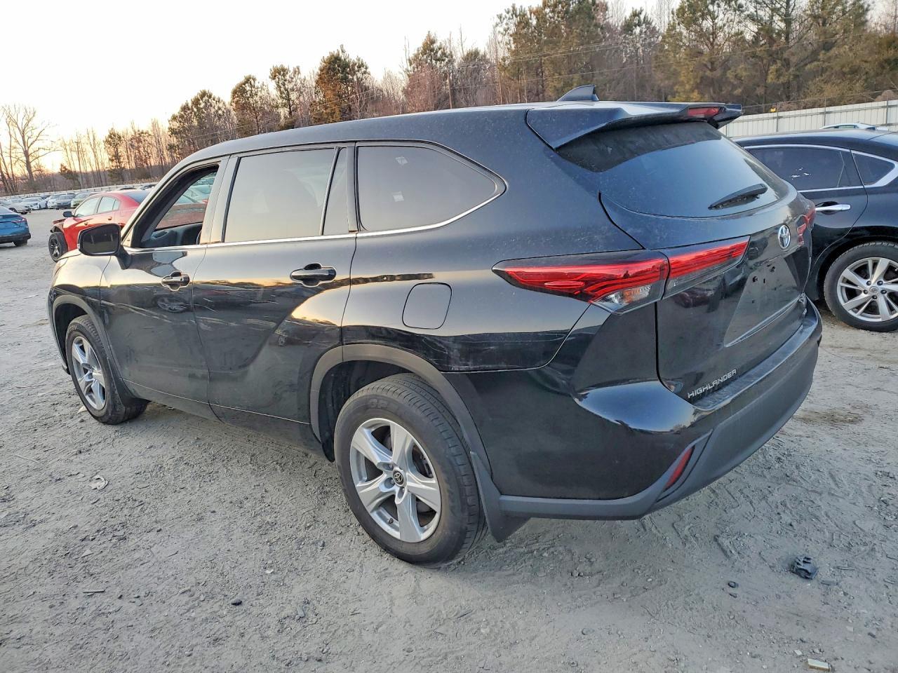 2021 Toyota Highlander L - Image 2