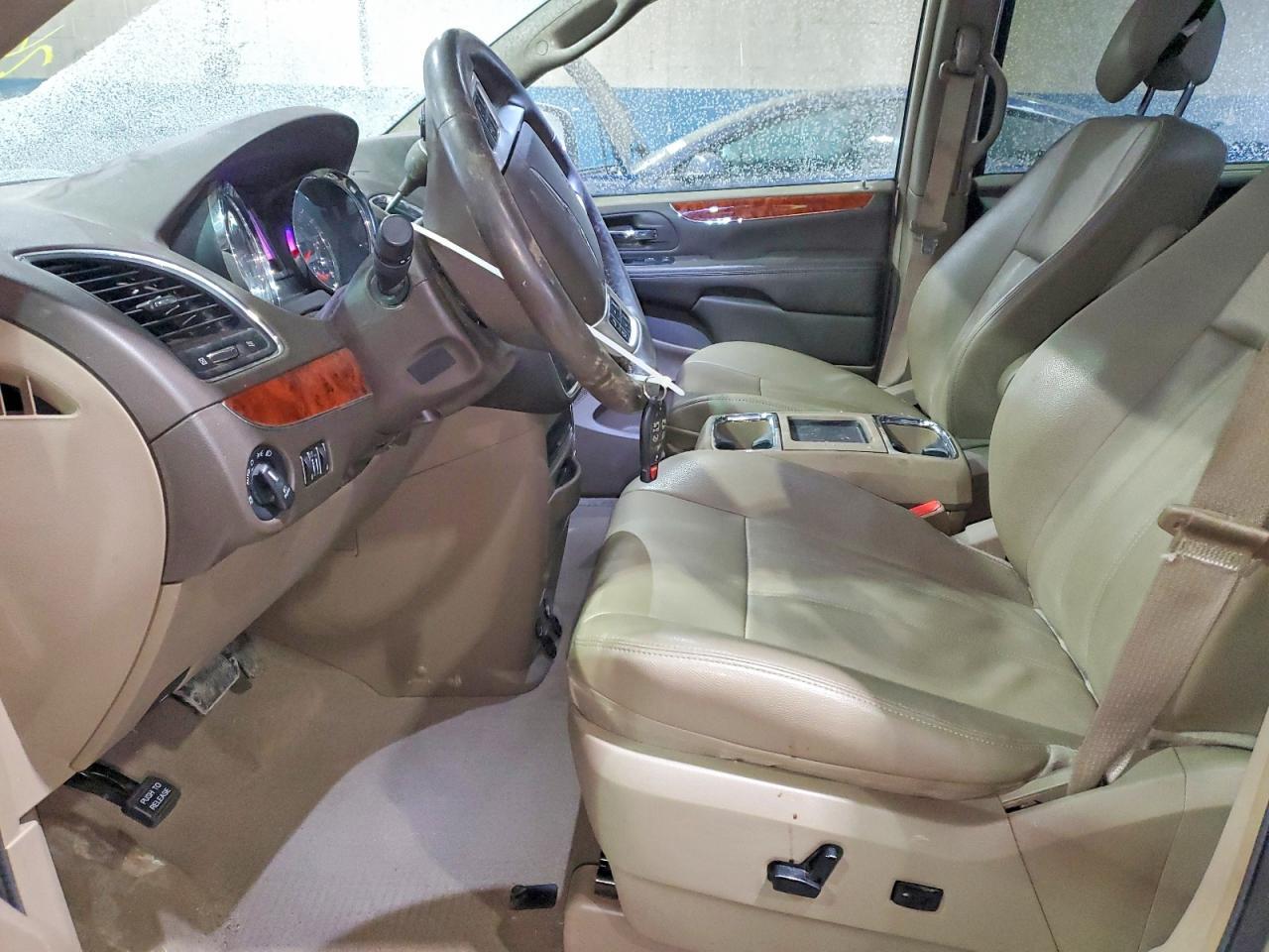 2014 Chrysler Town & Country Touring - Image 7