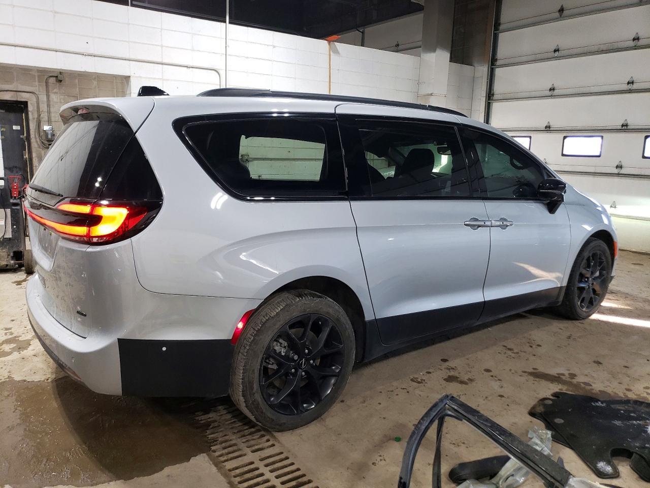 2024 Chrysler Pacifica Touring L - Image 3