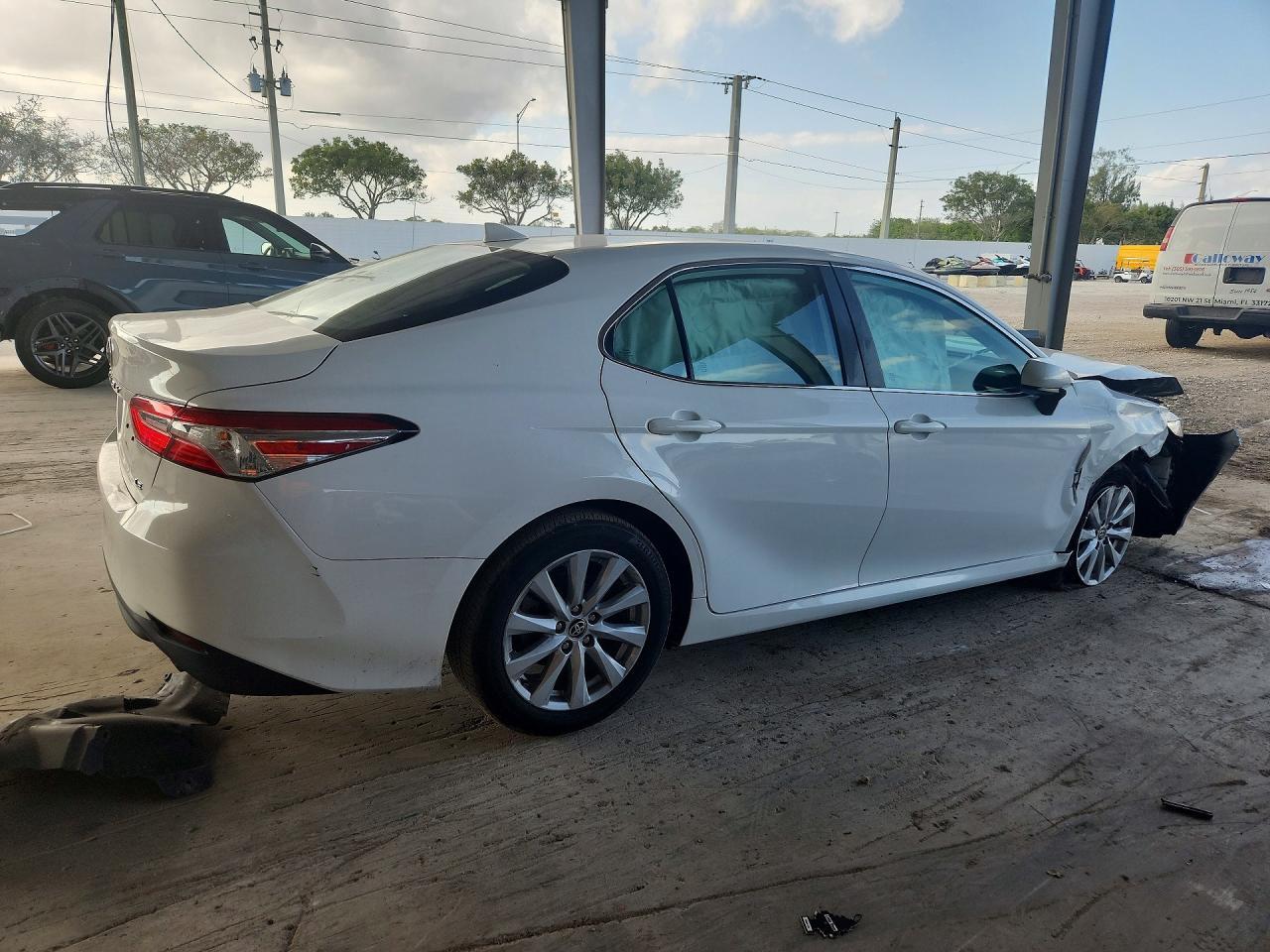 2020 Toyota Camry Le - Фото 3
