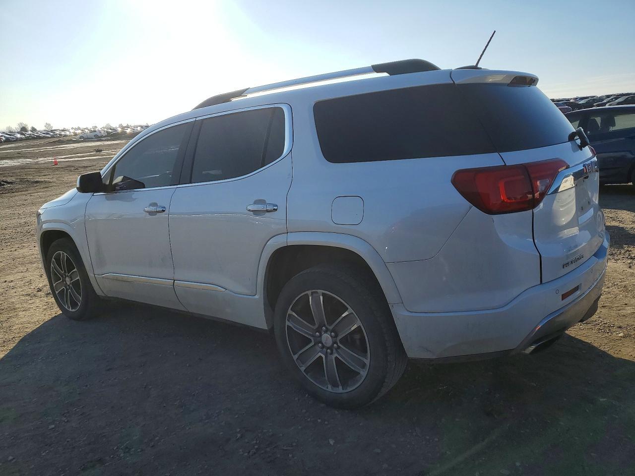 2017 GMC Acadia Denali - Фото 2