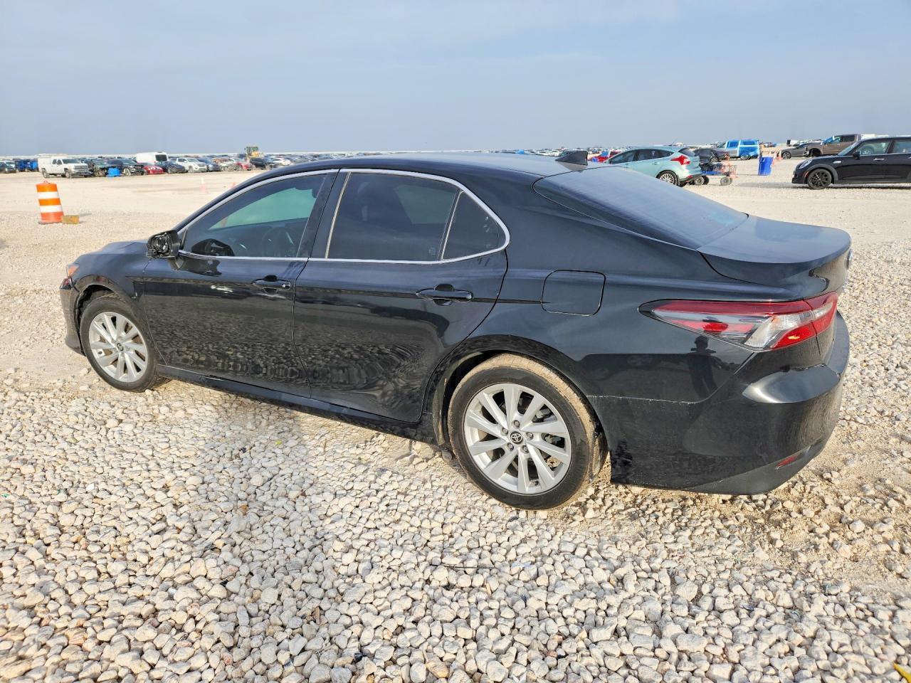 2022 Toyota Camry Le - Фото 2