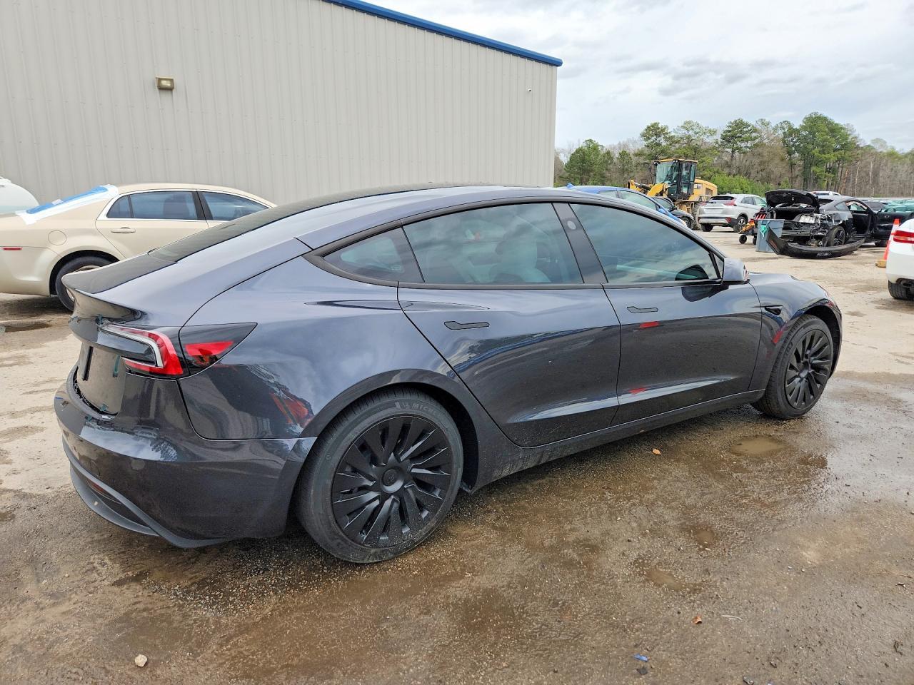 2025 Tesla Model 3 - Фото 3