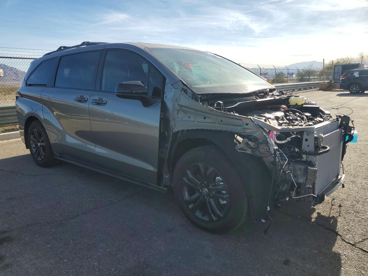 2026 Toyota Sienna Xse - Image 4