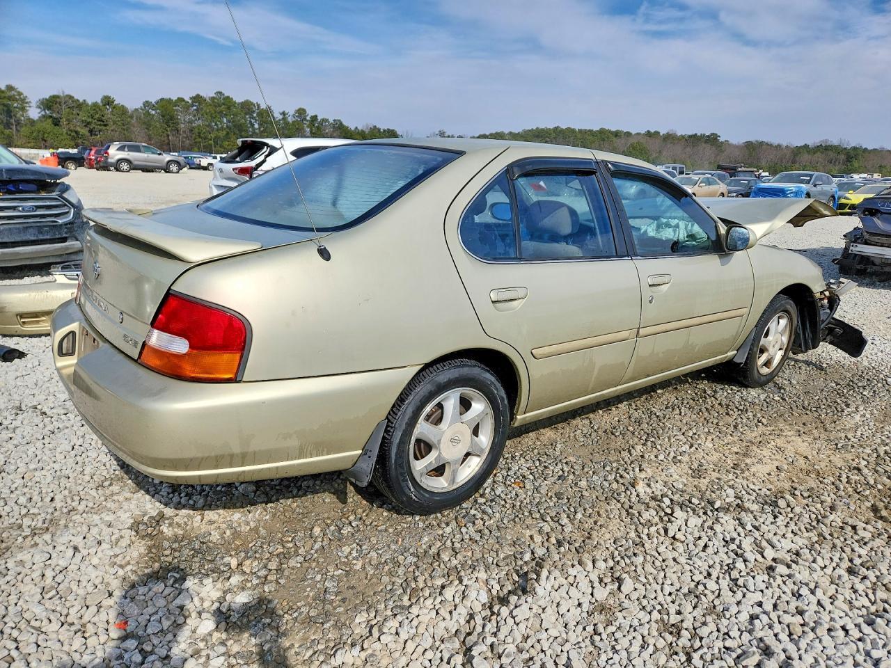 1999 Nissan Altima Xe - Фото 3