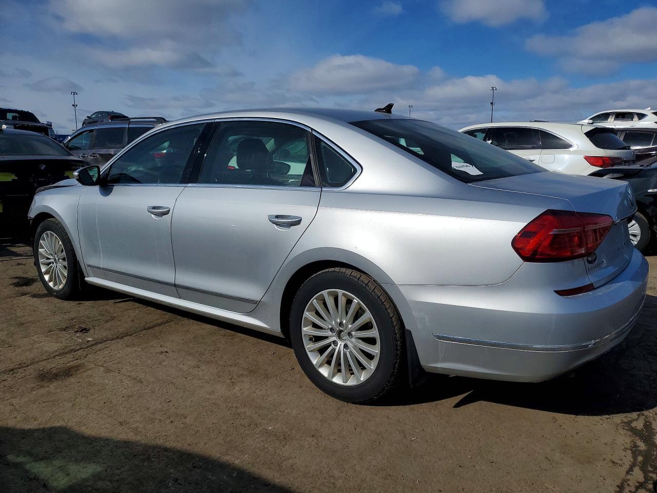 2016 Volkswagen Passat Se - Фото 2