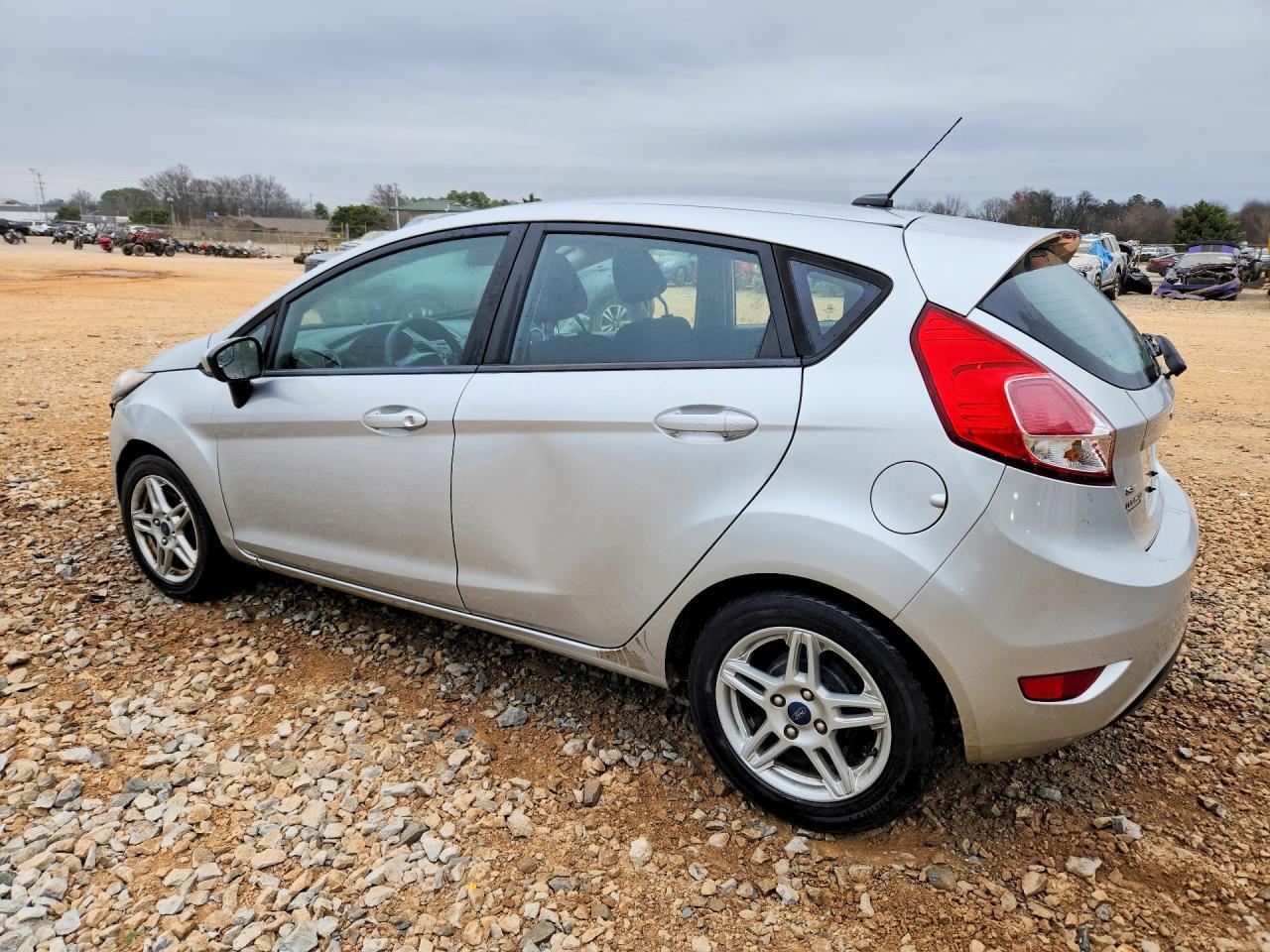2019 Ford Fiesta Se - Image 2