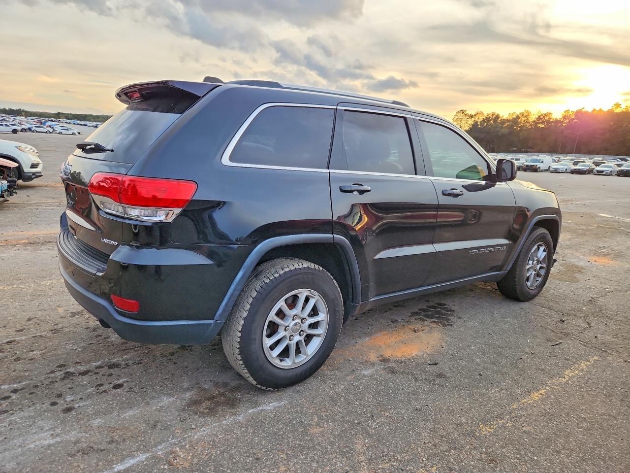 2018 Jeep Grand Cherokee Laredo - Image 3