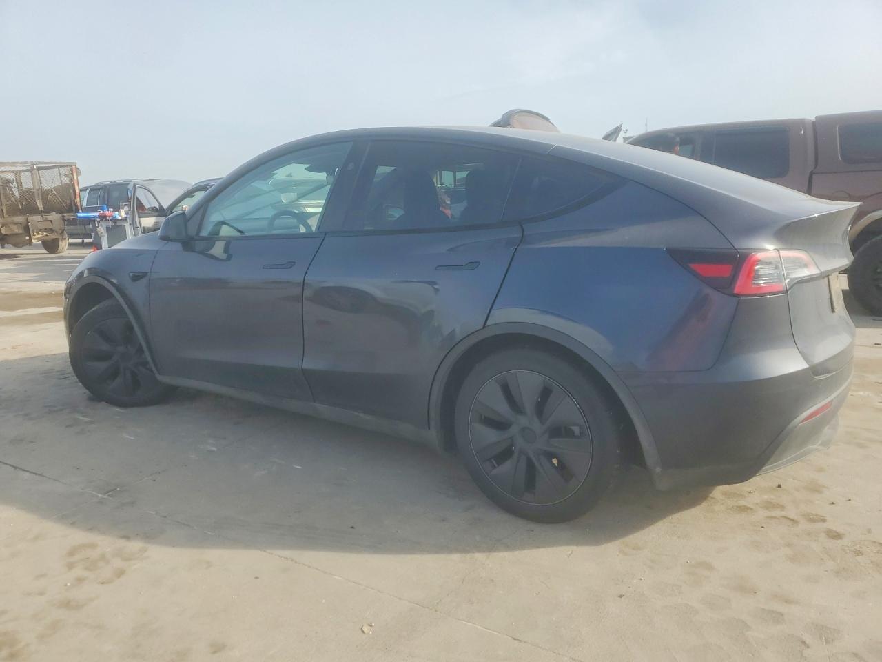 2024 Tesla Model Y - Фото 2