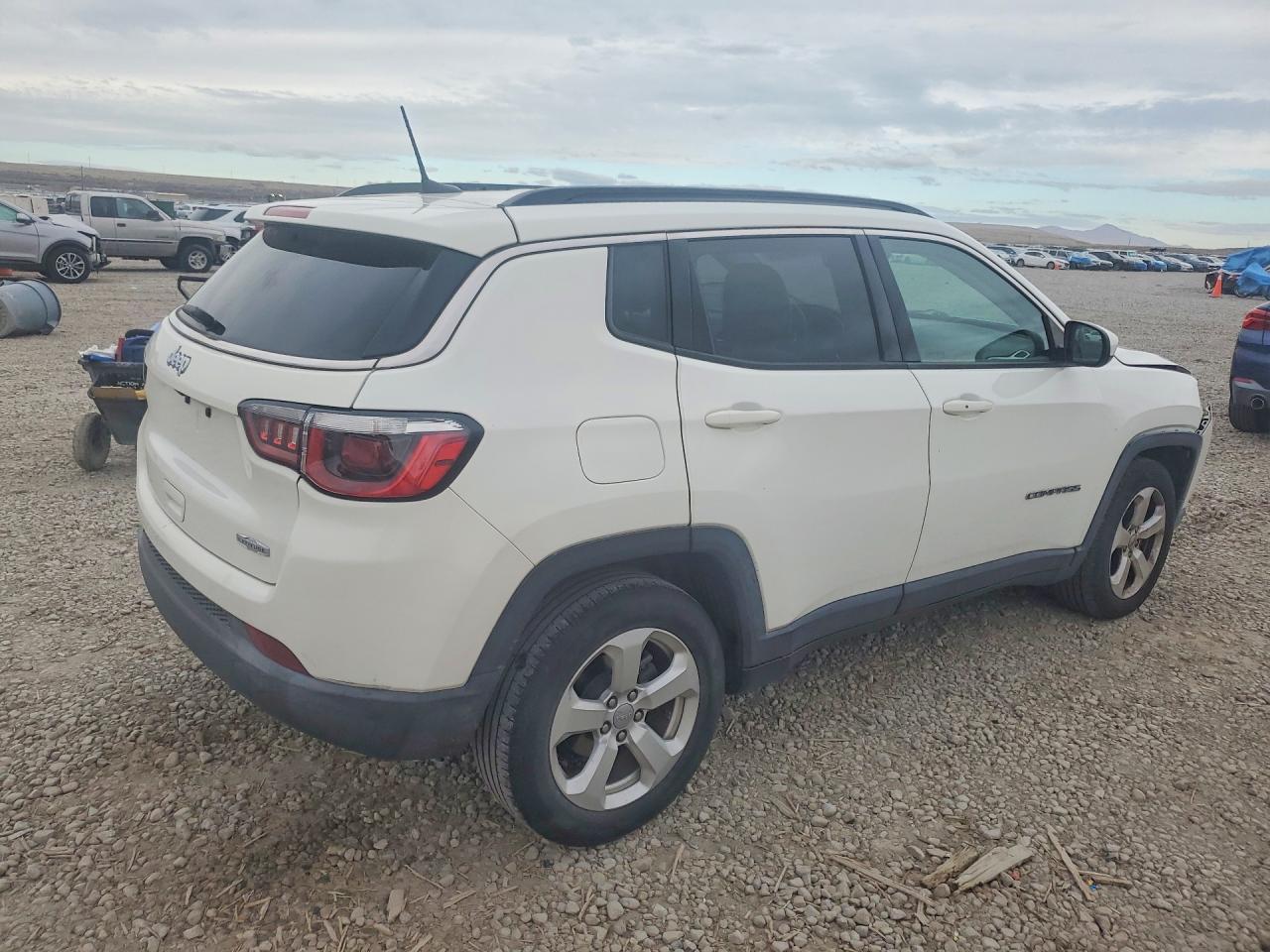 2017 Jeep Compass Latitude - Image 3