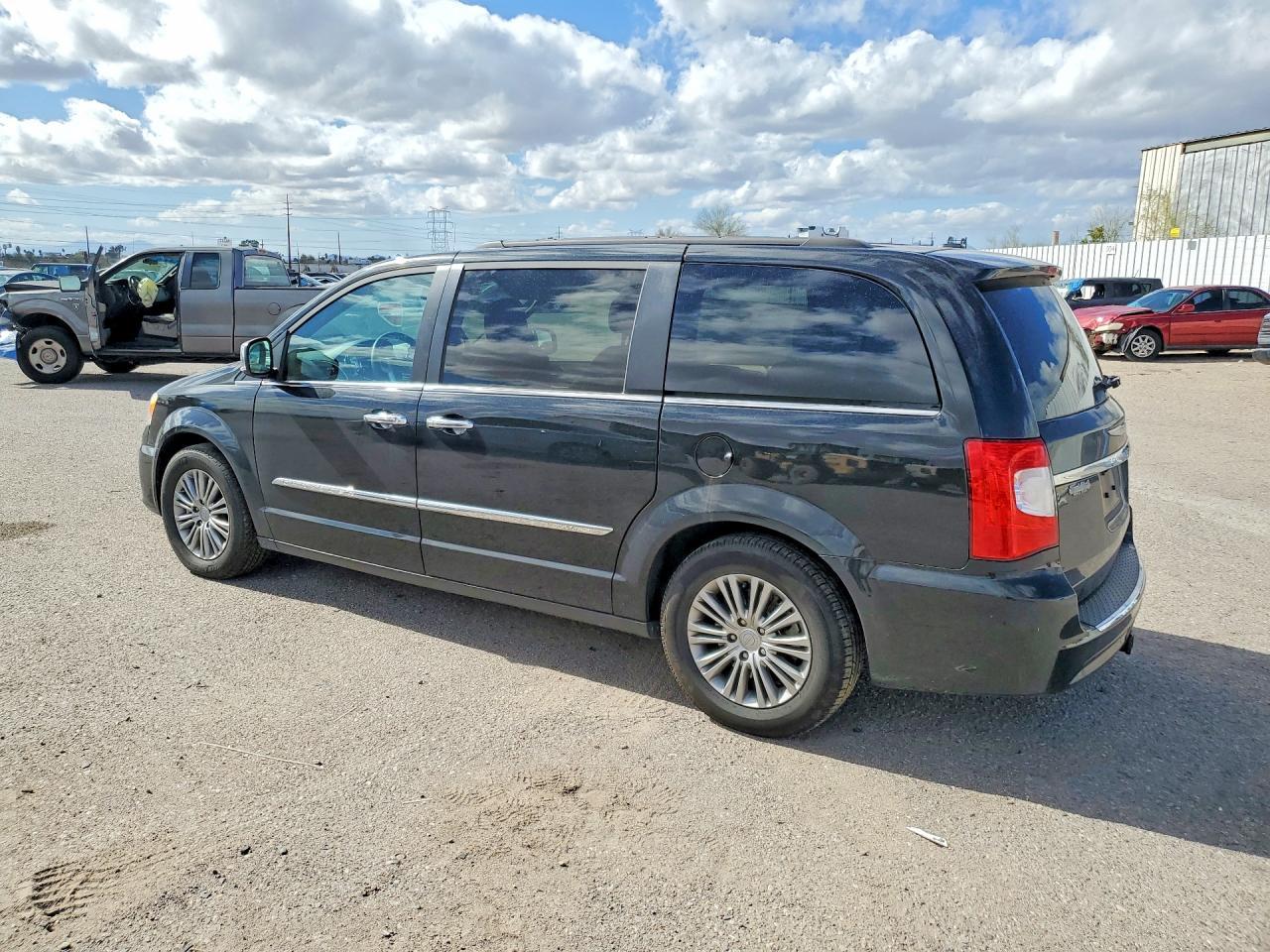 2014 Chrysler Town & Country Touring L - Фото 2
