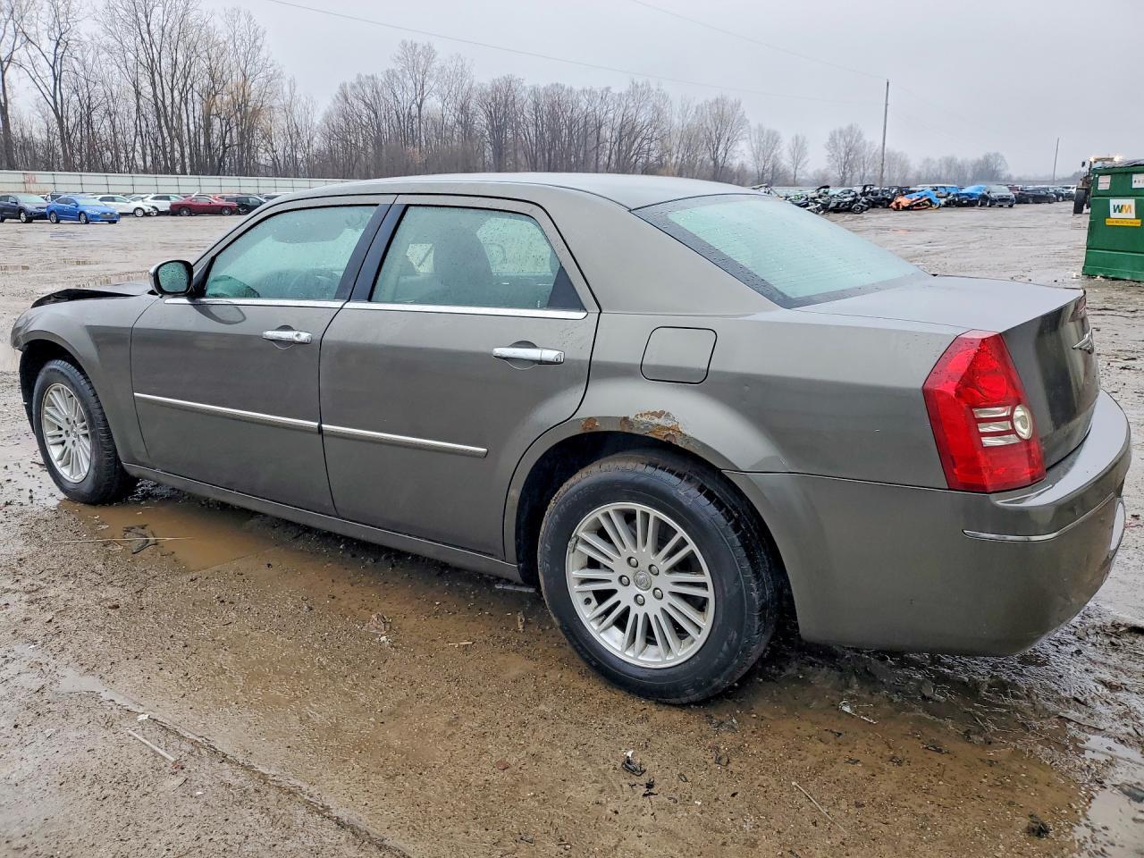 2010 Chrysler 300 Touring - Фото 2