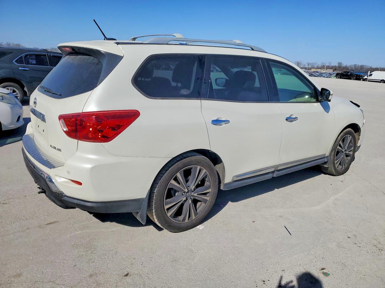 2017 Nissan Pathfinder S - Image 3