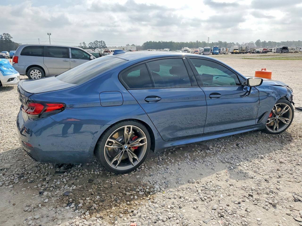 2023 BMW M550Xi - Фото 3