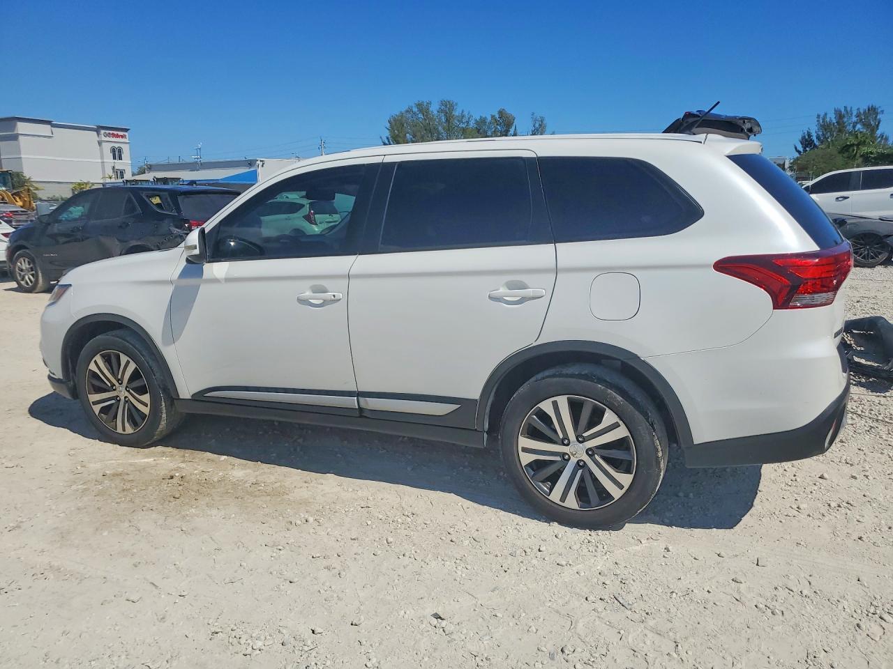 2016 Mitsubishi Outlander Se - Фото 2