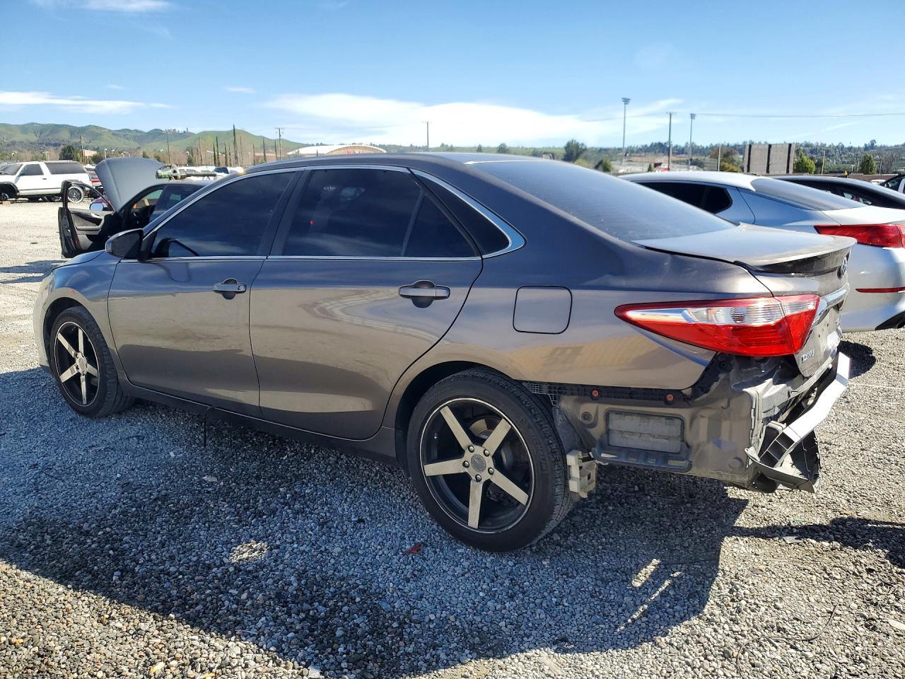 2015 Toyota Camry Hybrid Le - Фото 2