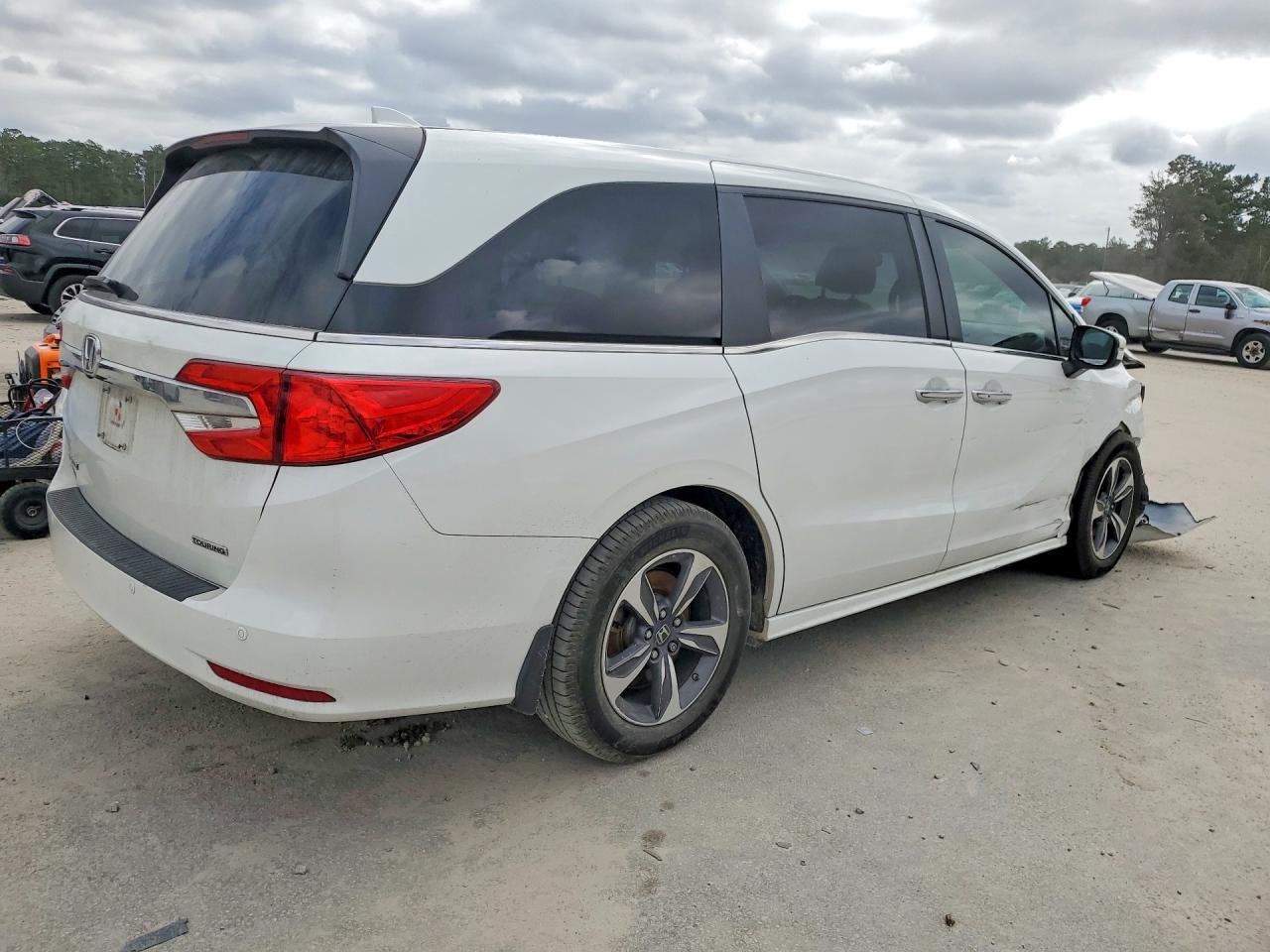 2020 Honda Odyssey Touring - Фото 3