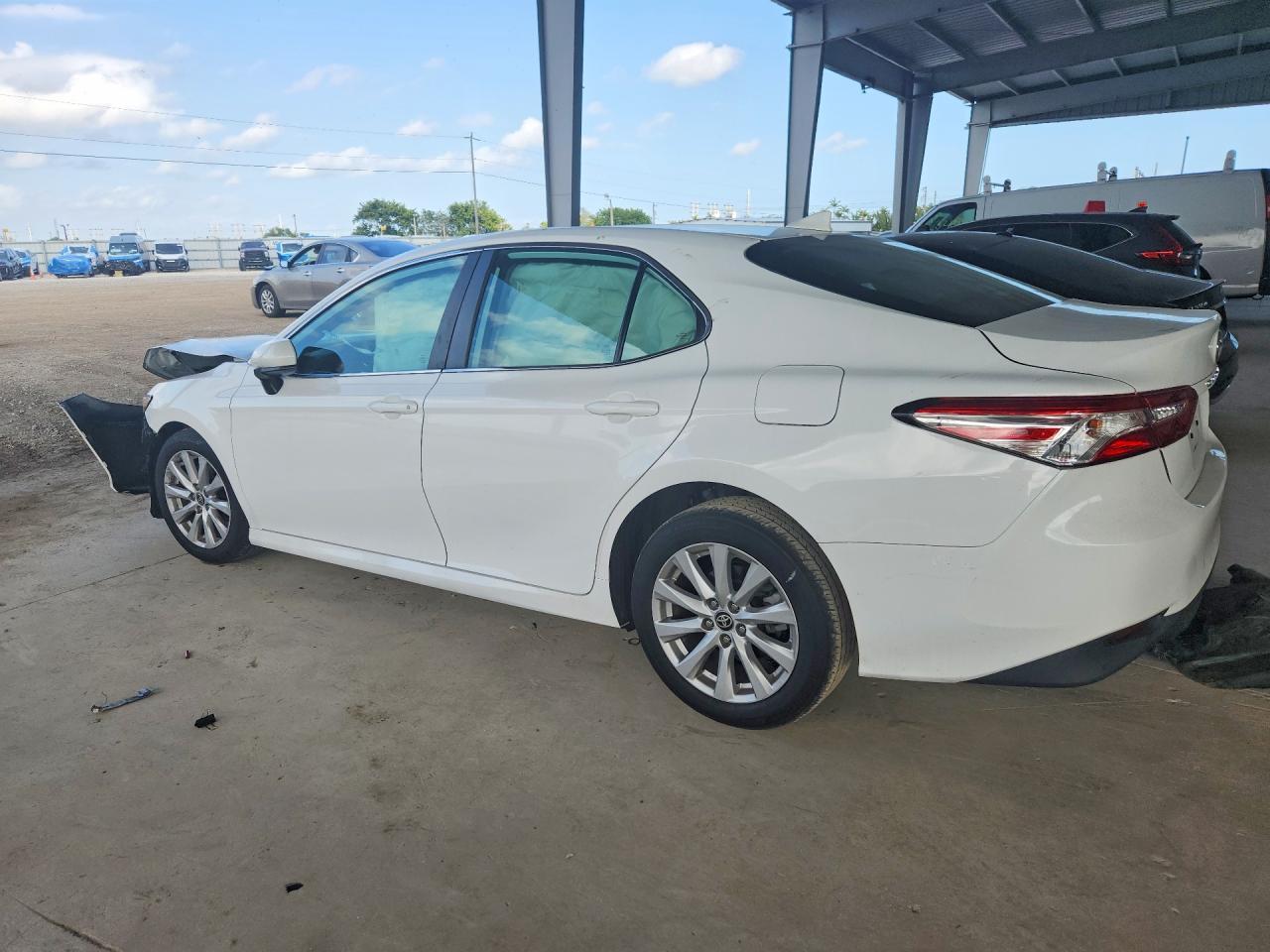 2020 Toyota Camry Le - Фото 2