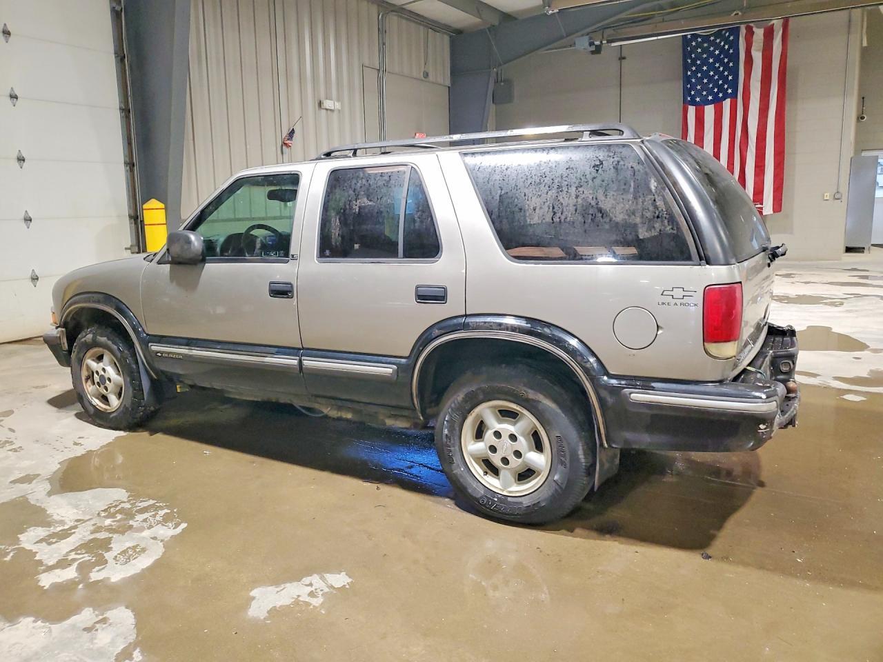 1999 Chevrolet Blazer - Image 2