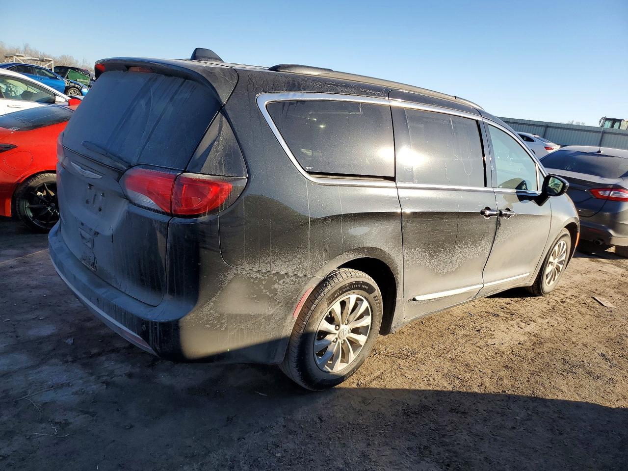 2017 Chrysler Pacifica Touring L - Image 3