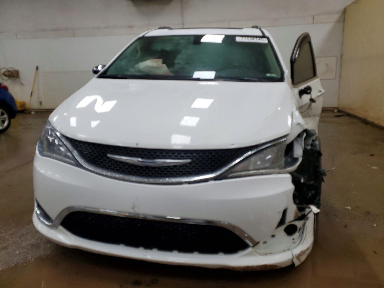2017 Chrysler Pacifica Limited - Image 5