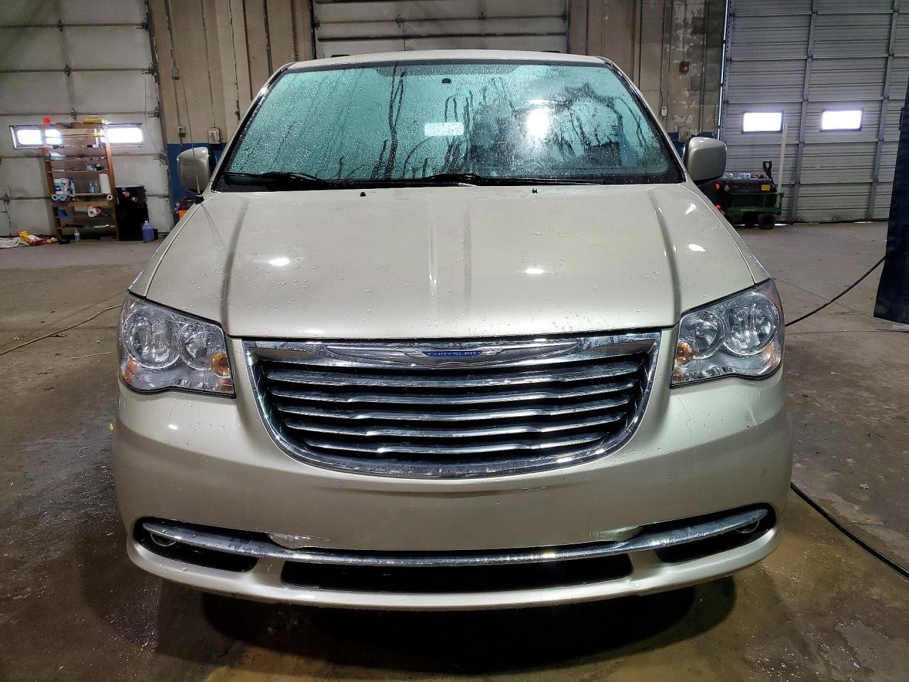 2014 Chrysler Town & Country Touring - Image 5