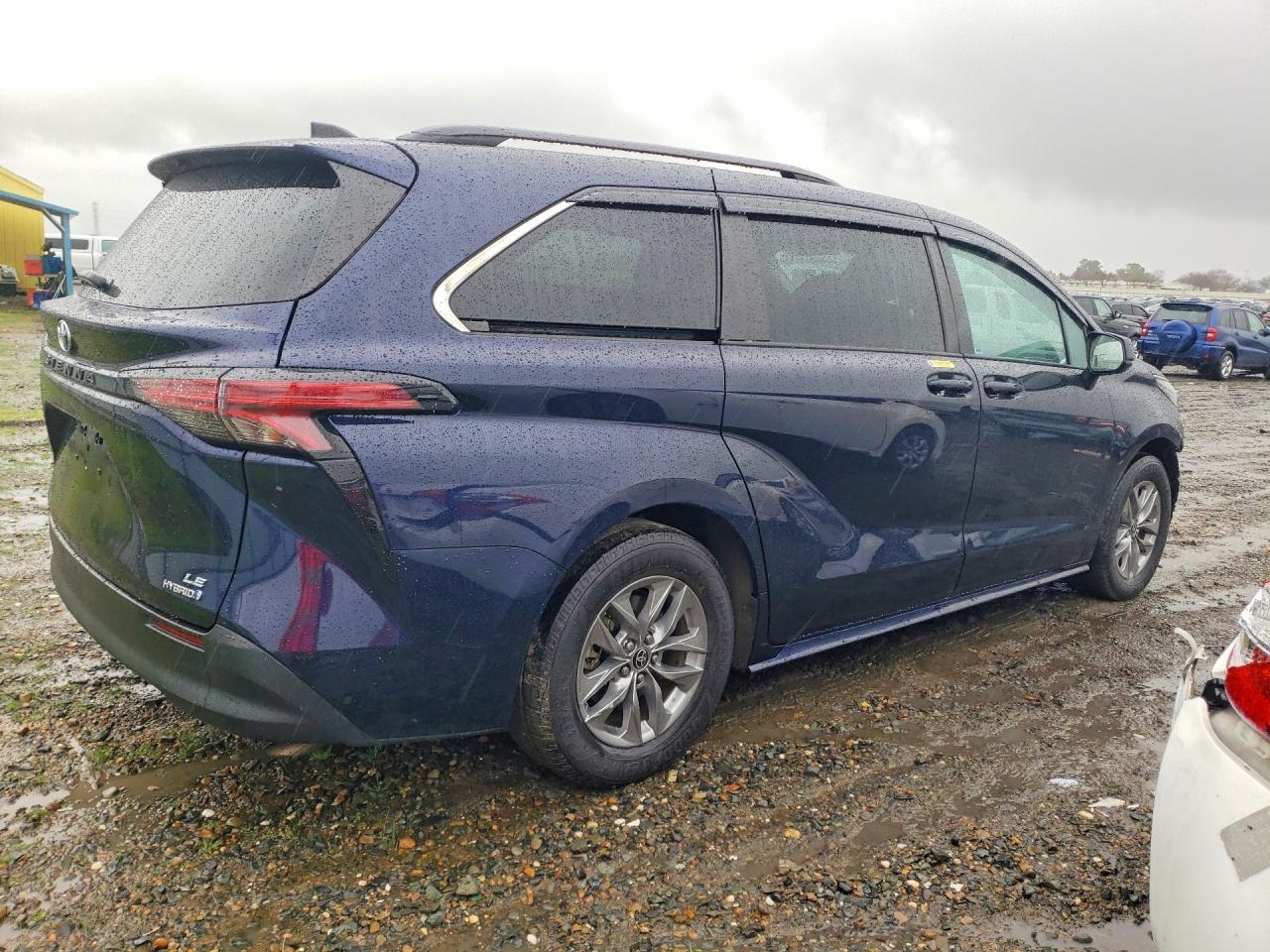 2022 Toyota Sienna Le - Фото 3