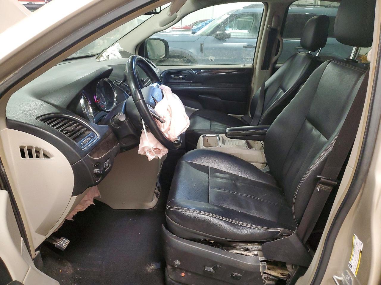 2016 Chrysler Town & Country Touring - Image 7