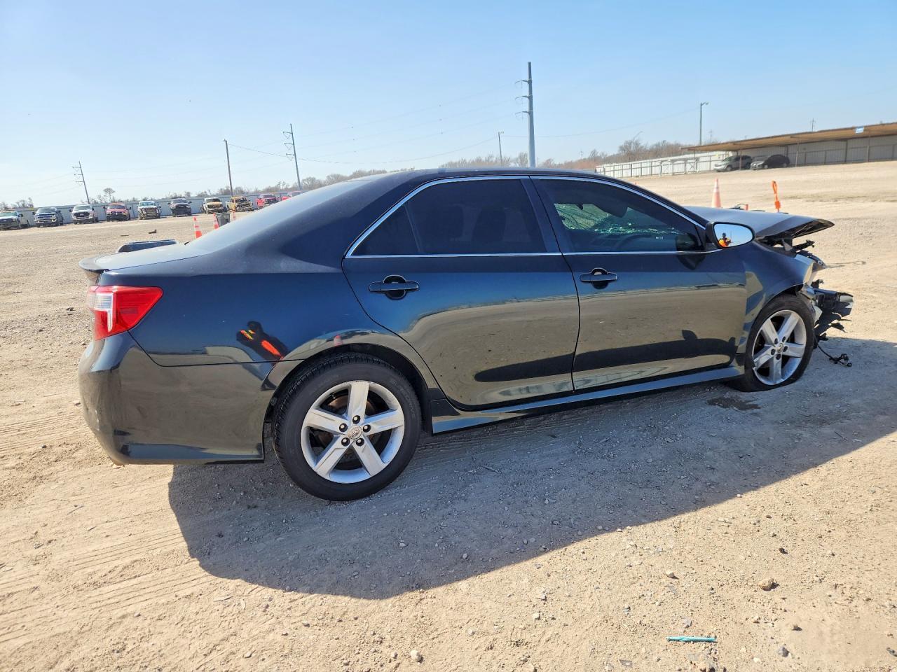 2014 Toyota Camry L - Фото 3