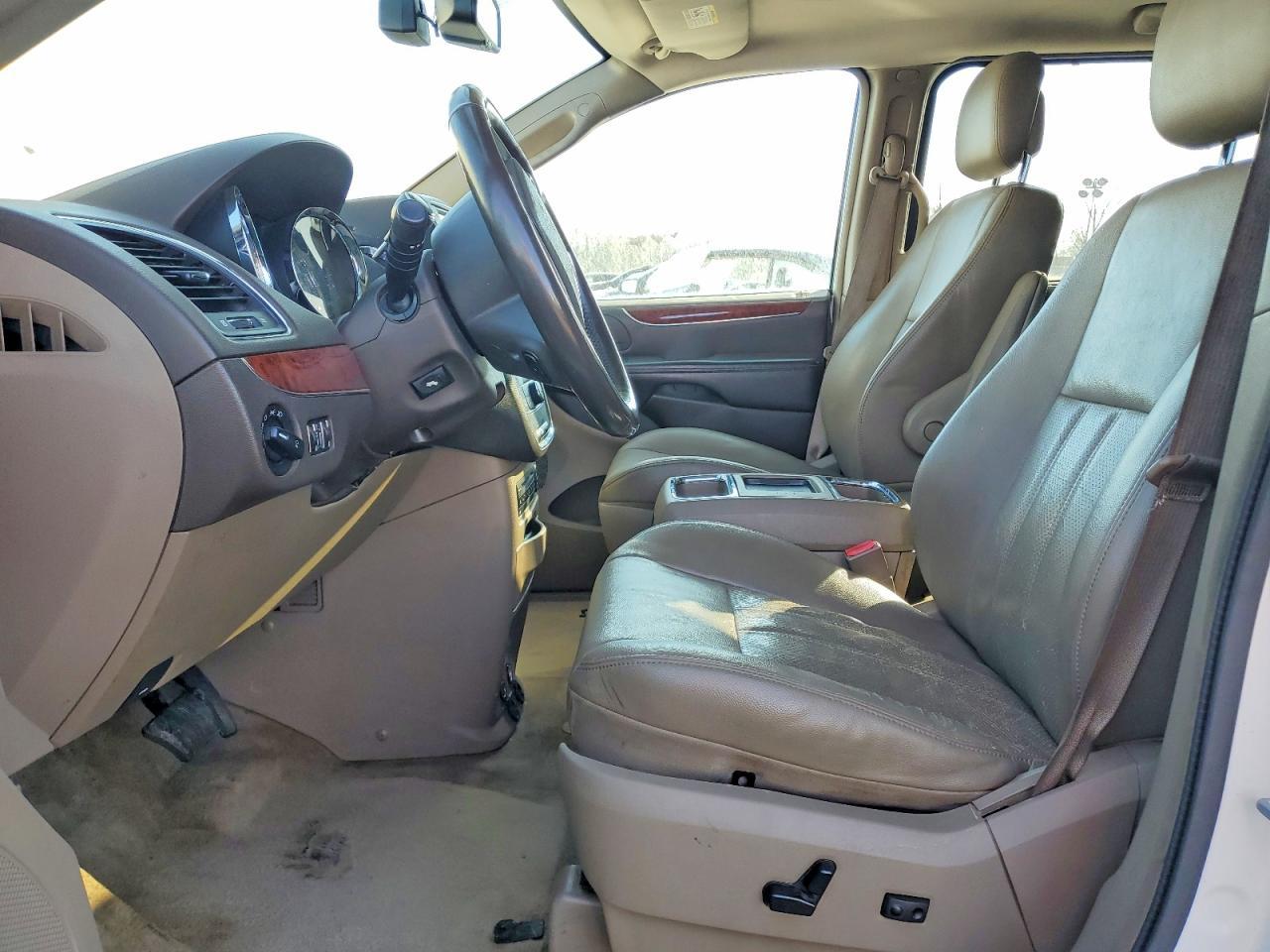 2012 Chrysler Town & Country Touring L - Фото 7