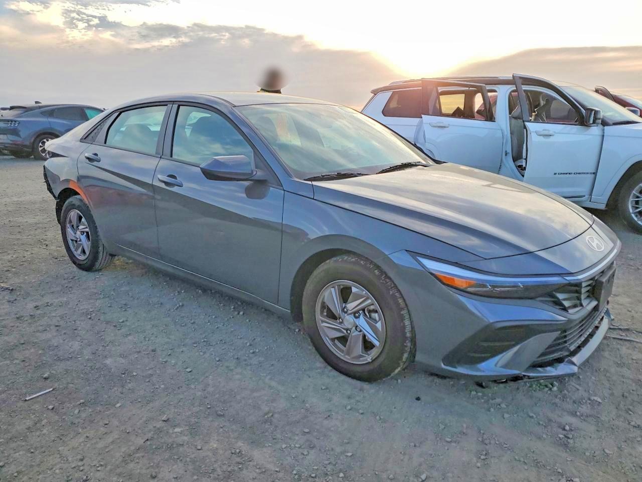 2025 Hyundai Elantra Se - Image 4