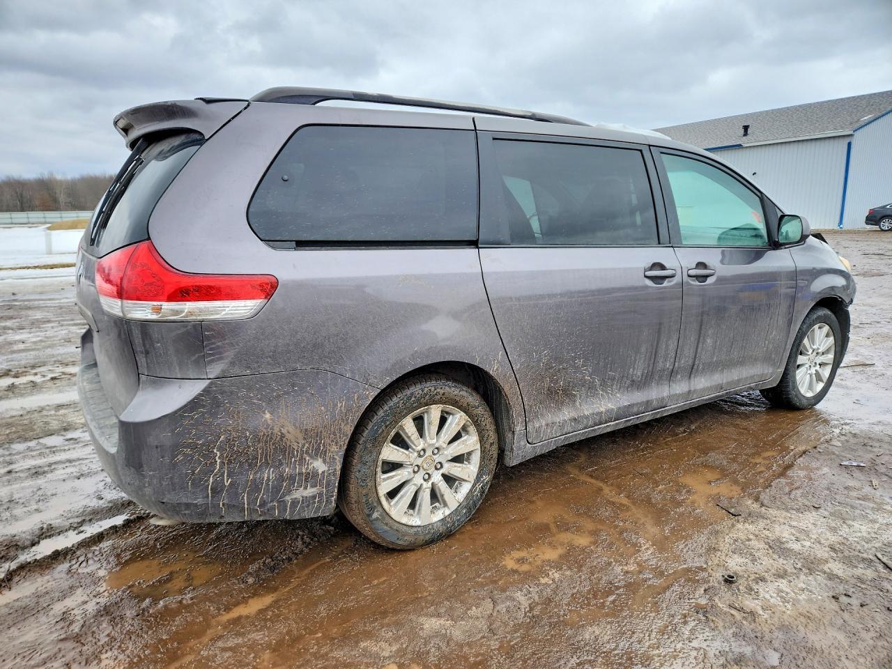 2011 Toyota Sienna Le - Фото 3