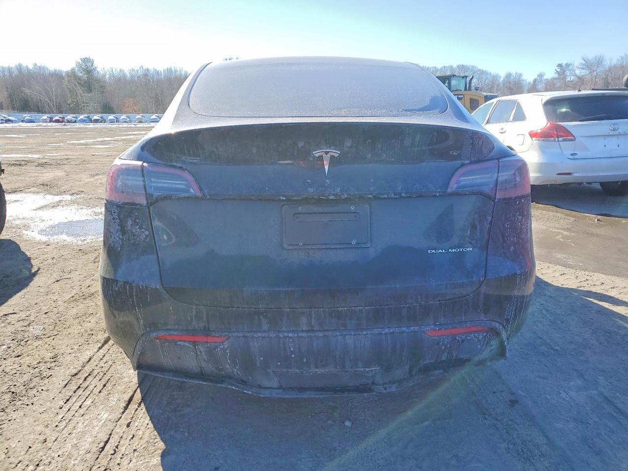 2025 Tesla Model Y - Фото 6