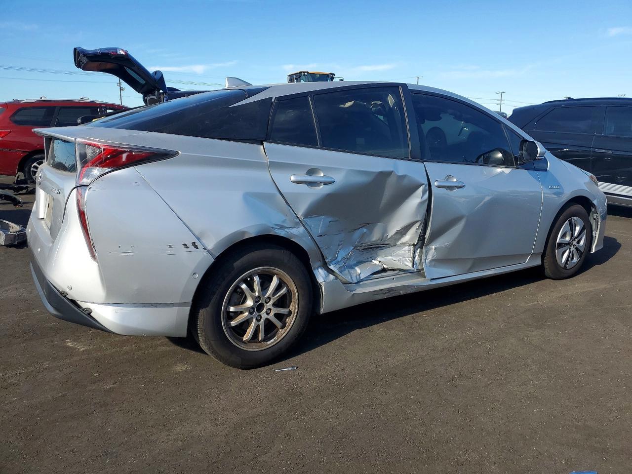 2018 Toyota Prius Three - Image 3