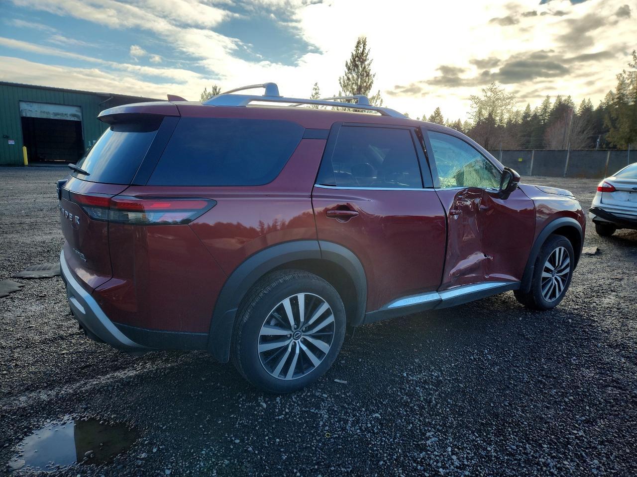 2025 Nissan Pathfinder Platinum - Image 3