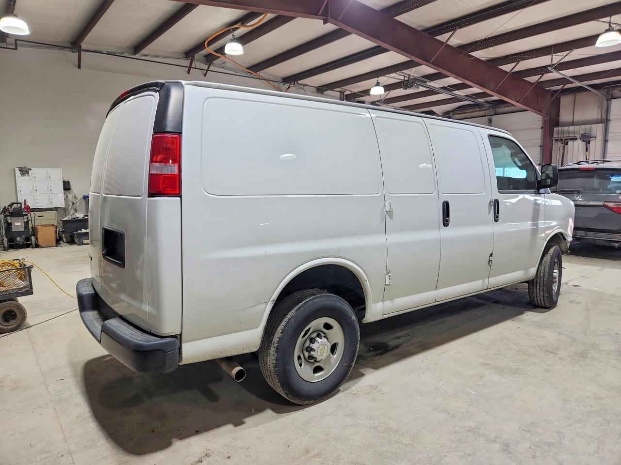 2023 Chevrolet Express 2500 Cargo Delivery Van - Фото 3