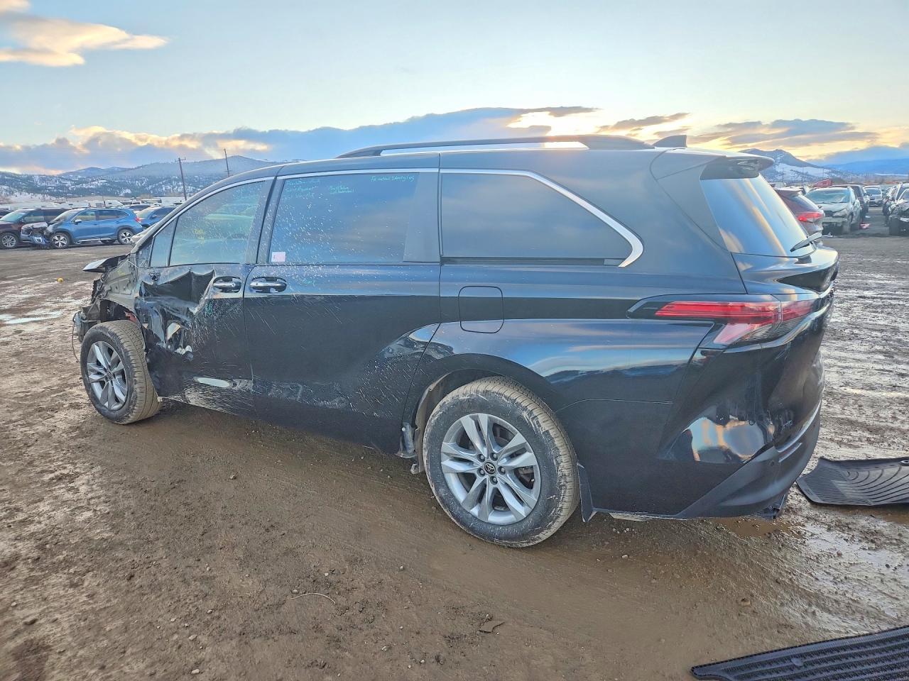 2022 Toyota Sienna Xle - Image 2