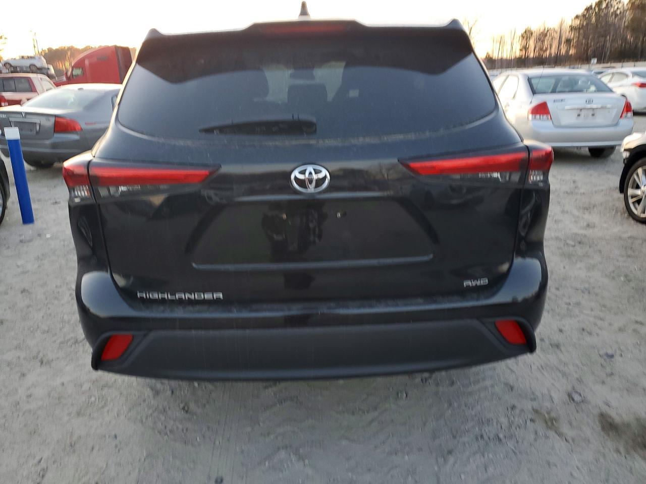 2021 Toyota Highlander L - Image 6