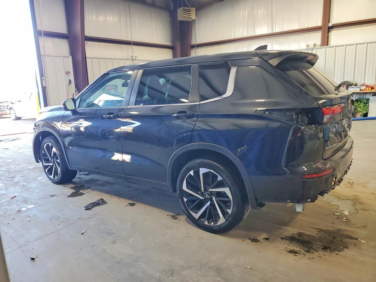 2023 Mitsubishi Outlander Se - Image 2