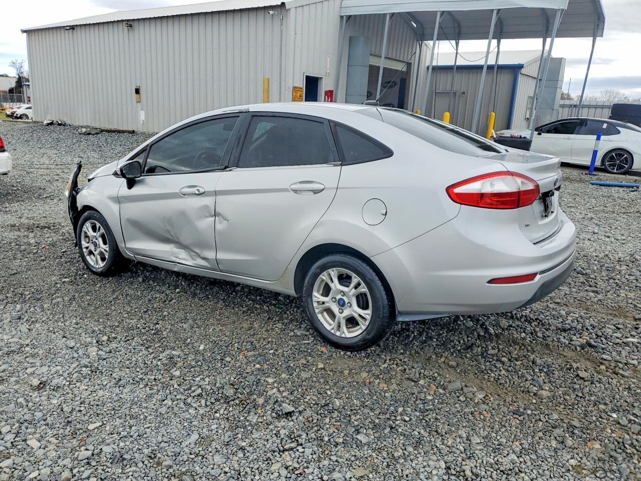 2015 Ford Fiesta Se - Image 2