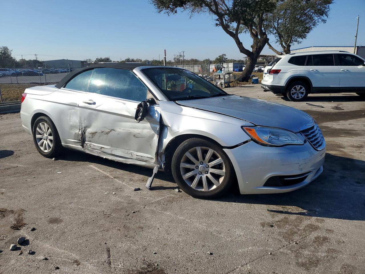 2011 Chrysler 200 Touring - Фото 4