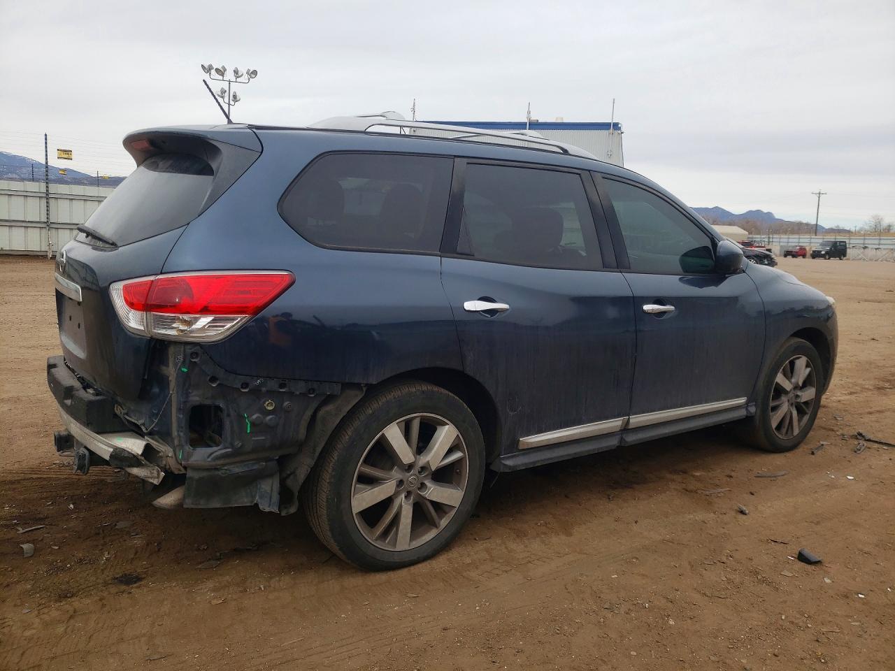 2014 Nissan Pathfinder S - Image 3