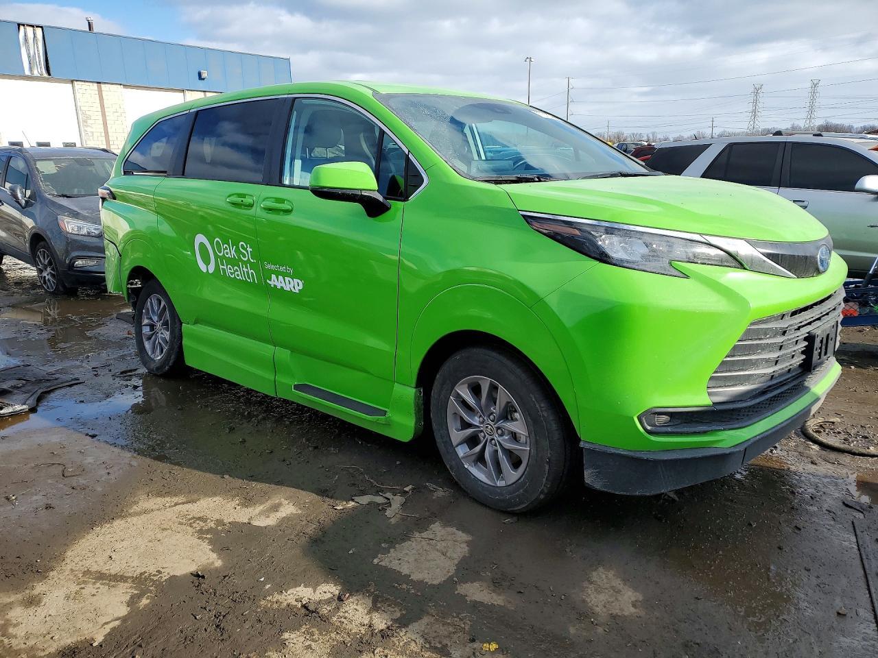 2024 Toyota Sienna Le - Фото 4