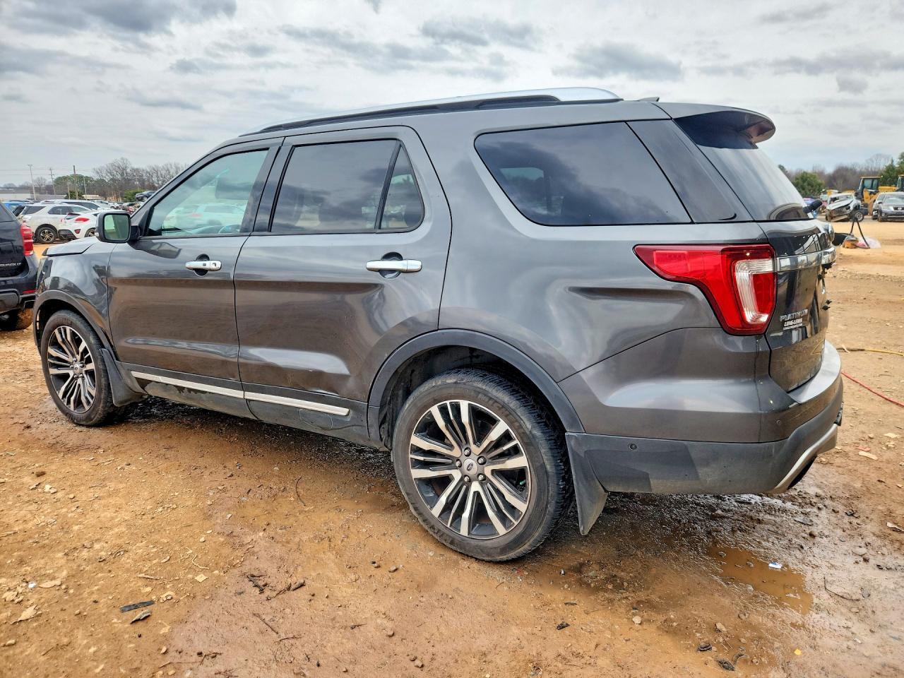 2017 Ford Explorer Platinum - Image 2