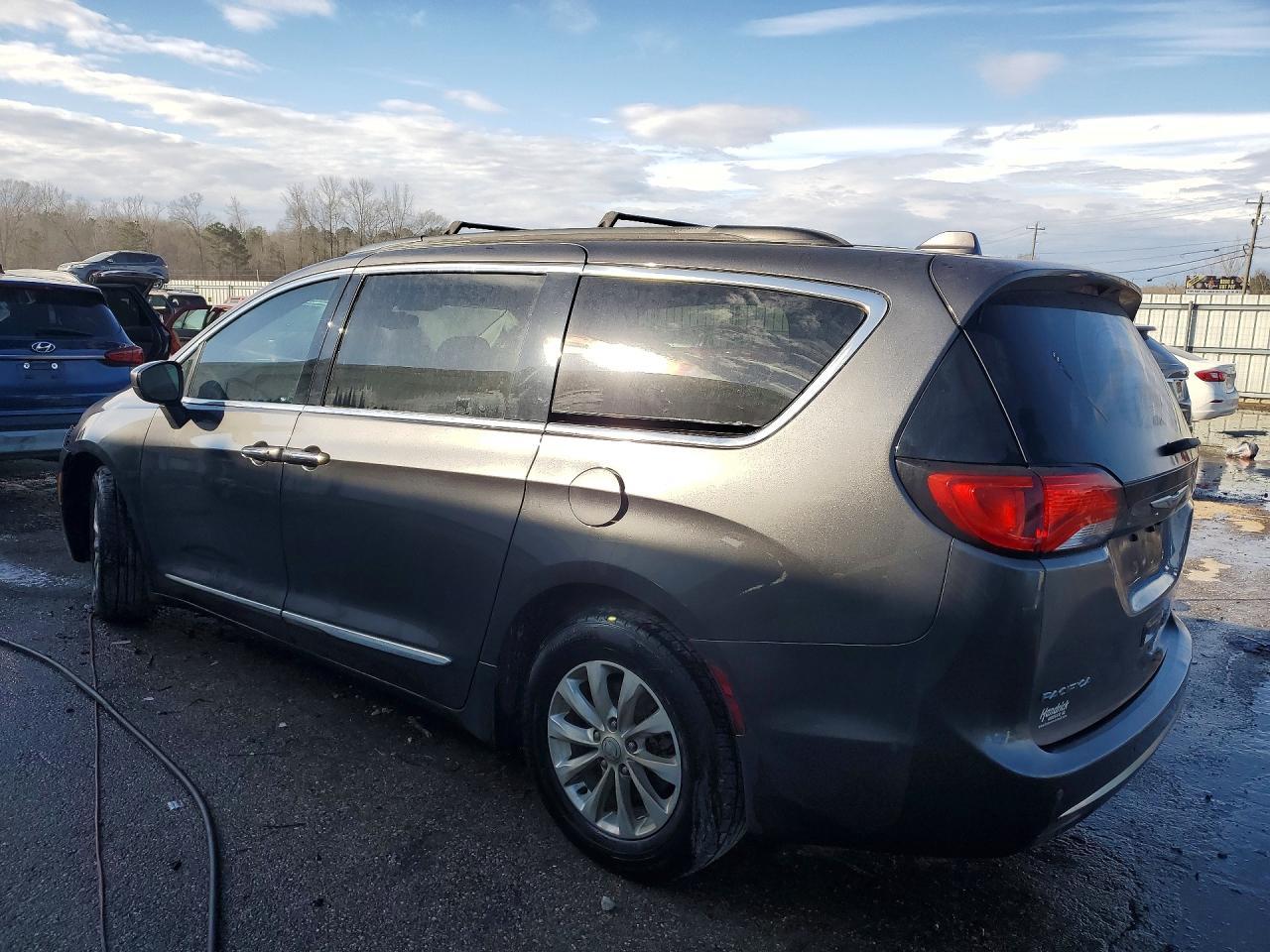 2017 Chrysler Pacifica Touring L - Фото 2